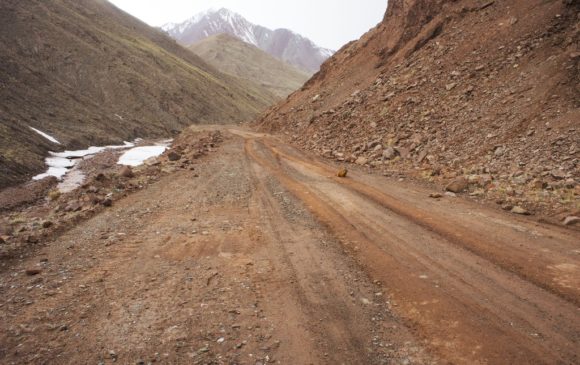 Вот мы и на нейтральной территории, то таджикской заставы вот по такой дороге больше 20-ти километров. Единственные обитатели этих мест суслики
