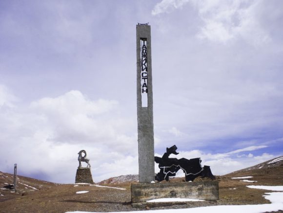 Граница с Киргизией была успешно пройдена и через пару десятков километров на горизонте замаячила надпись "Таджикистан".