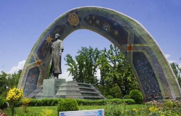 Рядом памятник Рудаки - таджикский и персидский поэт