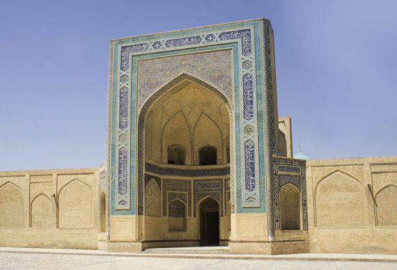 внешним порталом,Фасад облицован с помощью мозаики и кирпичей, покрытых цветной глазурью. 
