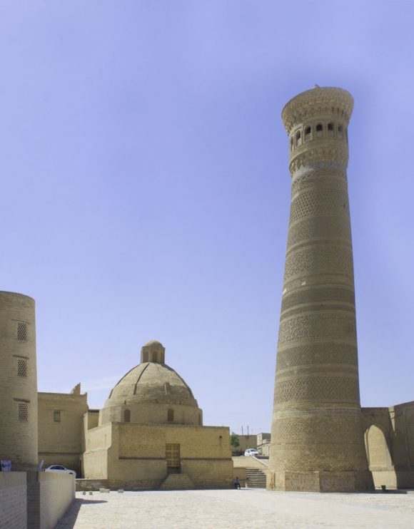 Слева медресе Алим-хана (19 в.), справа - Минарет Калян (Минарайи калан) 1127 г.старейший минарет в Бухаре, часть комплекса Пои-Калян, является самым высоким сооружением старой Бухары, его высота 46,5 метров..
