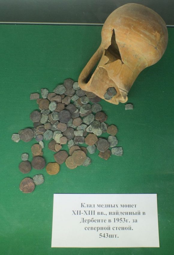 Клад медных монет 12-13 вв., найденный в Дербенте в 1953 г. за северной стеной. 543 монеты.