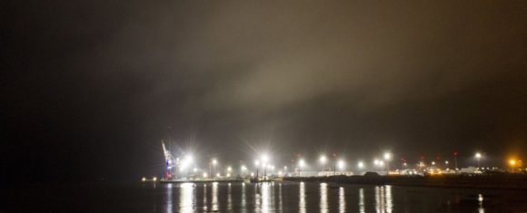 Справа видна Невская губа и светится Ломоносовская гавань.