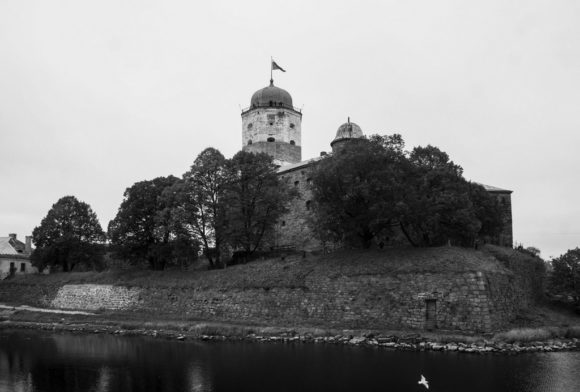 Удивительно, но замок и башню можно увидеть и сейчас. Это один из немногочисленных полностью сохранившихся памятников западноевропейского средневекового военного зодчества и древнейшее укрепление Выборга.
