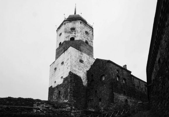 Олава Святого. Башня эта долгое время считалась самым высоким донжоном Скандинавии. Толщина крепостных стен составляла 1,5—2 метра, а толщина стен башни — 4 м.