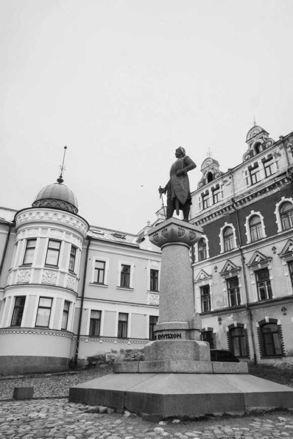 Перед ним высится памятник Торгильс (Торкель) Кнутссон основателю Выборгского замка был установлен 4 октября 1908 года на площади Старой Ратуши. 