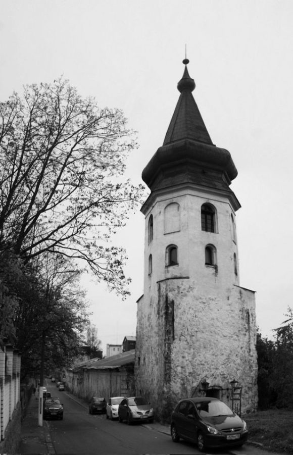 Позднее башню использовали в качестве колокольни возведенного поблизости Доминиканского монастыря.