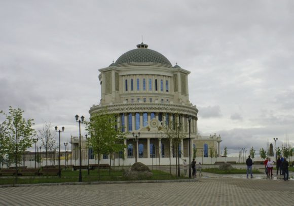 Сквер им. Чехова, в центре дом приёмов Правительства Чеченской Республики.