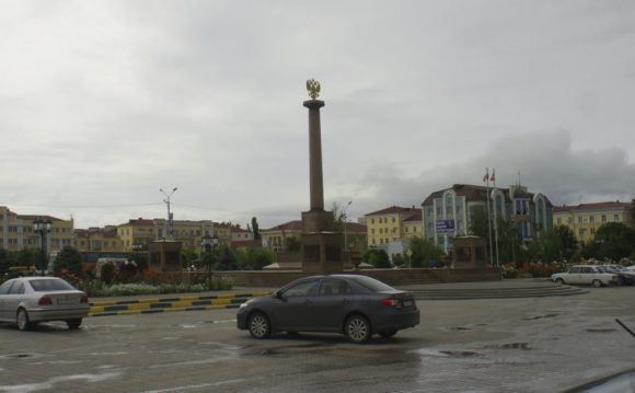 Слева - стела "Грозный - город воинской славы".