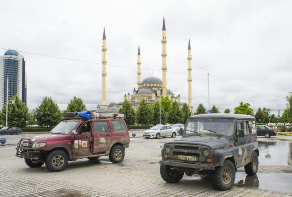 Останавливаемся на стоянке неподалеку от мечети «Сердце Чечни».