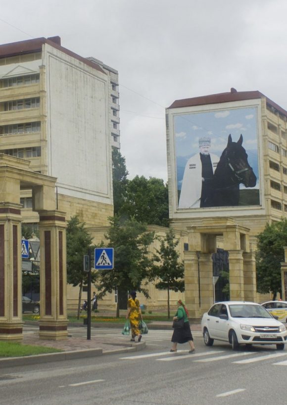 В Грозном, да и во всей Чечне очень много больших портретов Рамзана Кадырова, Владимира Путина, но особенно Первый Президент Чеченской Республики