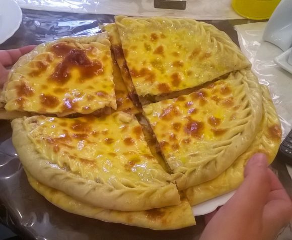 национальное дагестанское блюдо, которое довольно сильно напоминает пирог с начинкой