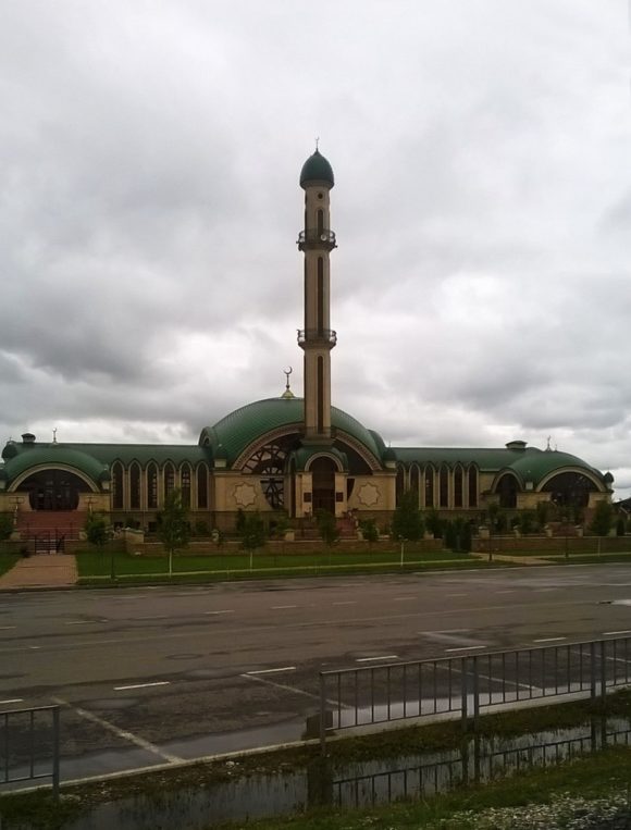 Остановились в селе Алхан-Юртовская мечеть