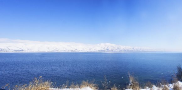 Озеро Севан находится на высоте 1900 метров.