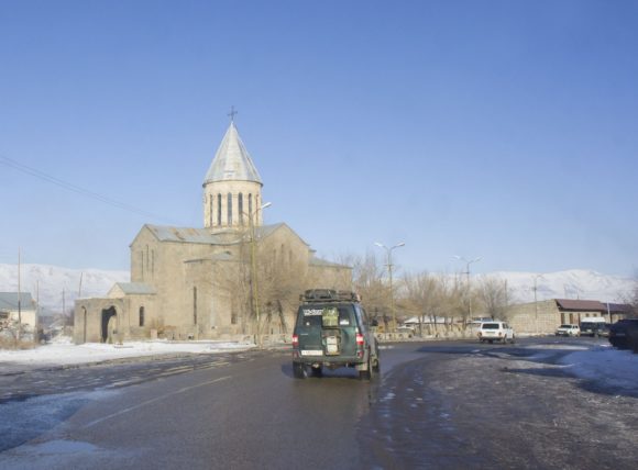 В городе Варденис закупаемся лепешками. Армянская церковь Сурб Аствацацин ( XIX — XX в
