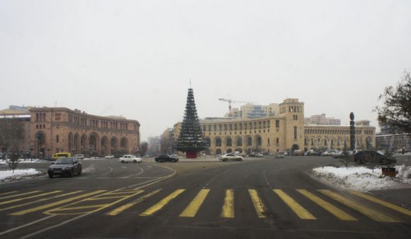 Центральная площадь Еревана - площадь Республики. Все здания, находящиеся на площади Республики, сделаны из туфа, а их нижняя часть из базальта. Фасады зданий облицованы фельзитовым туфом белого и розового цветов.