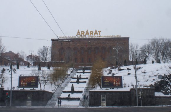 А это знаменитый коньячный завод "Арарат".