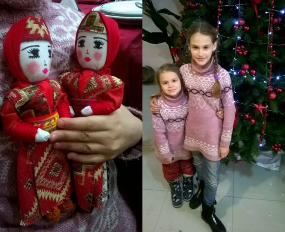 Оксана и Яна решили попозировать на фоне елки, а тут еще и Дед мороз передал через официанта вот таких кукол ручной работы. На этот раз бесплатно))). 