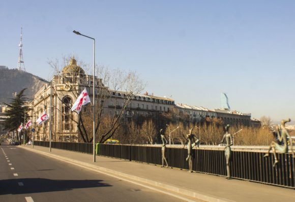 Мост Бараташвили 60-х годах 20-го века. Он, как и многие другие мосты советского периода не отличается ни исторической ценностью, ни красотой. Но в 2008-м году на мосту Бараташвили появились оригинальные скульптуры, которые и сделали его одной из интересных достопримечательностей города Тбилиси. Автором скульптурных композиции под названием «Молодость» является Гиорги Джапаридзе.