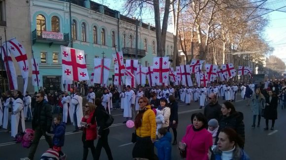 И, наконец, пошли люди с крестами.