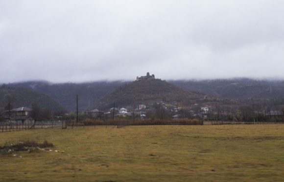 Сильно порушенная, но живописная древняя крепость Шхепи.
