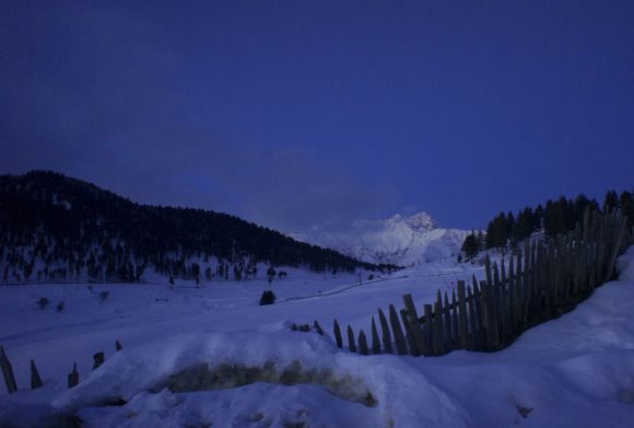 хороший вид на одну из вершин Большого Кавказа в грузинском регионе Верхняя Сванетия - пик Ушба (4700 м.) Вершина двуглавая, сложена гранитами.