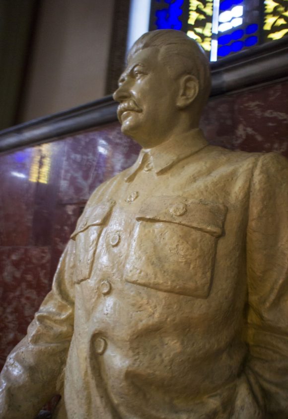 На лестнице всех посетителей встречает Сталин.