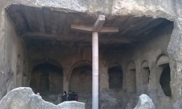 На рубеже XII—XIII веков в Уплисцихе могла останавливаться царица Тамара, однако мнения учёных на этот счёт расходятся[2]. Тем не менее, один из прежних языческих храмов, который был переделан в царские палаты ещё в X веке, сохранился в устных преданиях местного населения XIX века как «зал Царицы Тамары».