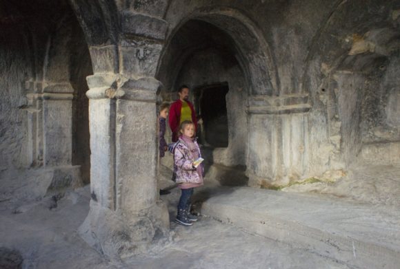 Одноколонный зал небольшой зал, но его каменные колонны сохранились практически в первозданном виде. 