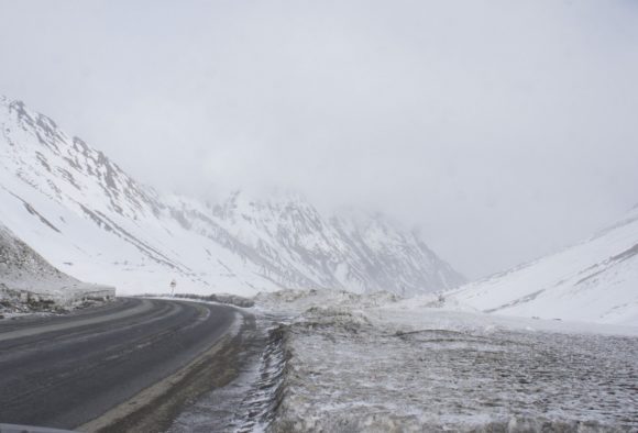 Военно -Грузинская дорога, прошли Крестовый перевал 2370 метров. На Кавказском хребте ветер, пурга, лед.