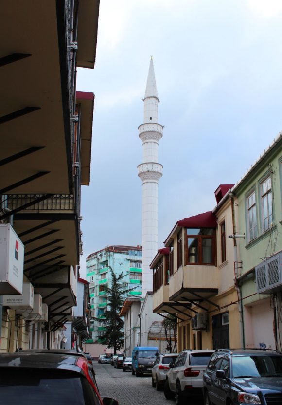 Неподалеку мечеть Орта-Ахмед-паши и сегодня стоит на прежнем месте по Кутаисской улице. У входа в мечеть надпись на трех языках османском, грузинском и русском: «Орта Джаме г. Батуми 1866 г.