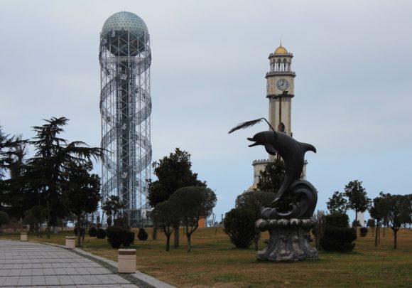 А это Алфавитная башня Башня с двойной спиралью ДНК и грузинским алфавитом по ним. Грузии и ее быстрой эволюции с момента провозглашения независимости в 1991 году.