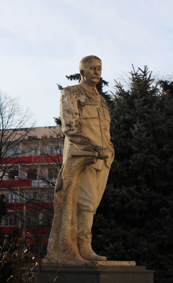 Во дворе музея установлен еще один памятник Сталину - грустный и потрепанный.