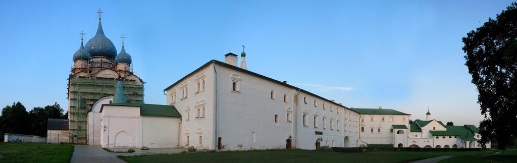 Панорама архиерейского двора, слева Собор Рождества Пресвятой Богородицы в Суздале Владимирской области. Август 2011.