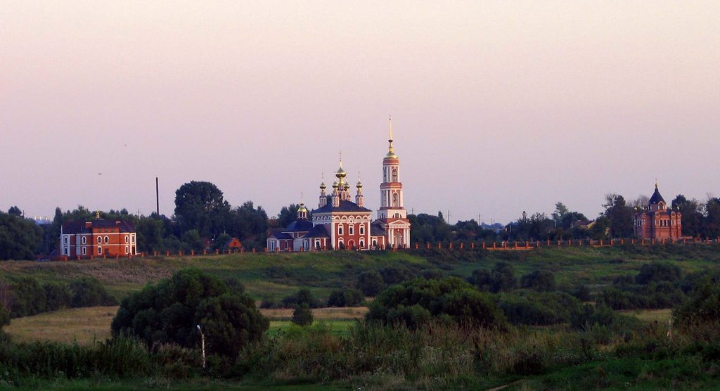 Храм Михаила Архангела на Михайловой Стороне (Михали) в г. Суздаль Владимирской области. Позади - зимняя церковь Флора и Лавра. Справа - Александро-Невская церковь. Август 2011.