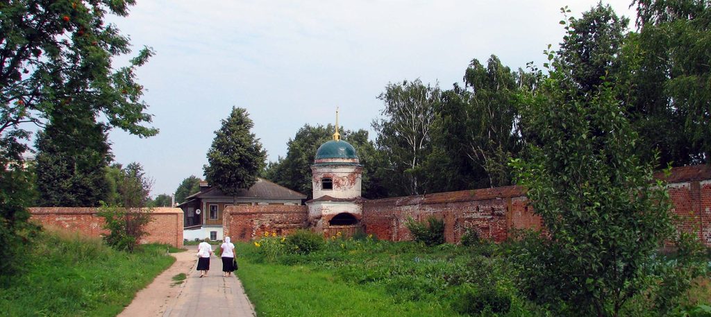 Угловая башня (северо-восточная) ограды Ризположенского монастыря в г. Суздале Владимирской области. Август 2011.