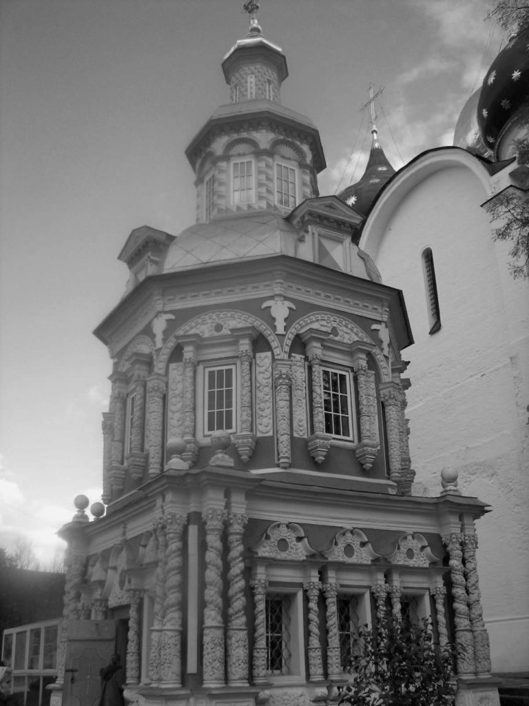 Часовня надкладезная в Троице-Сергиевой лавре Московской области. Осень 2008.