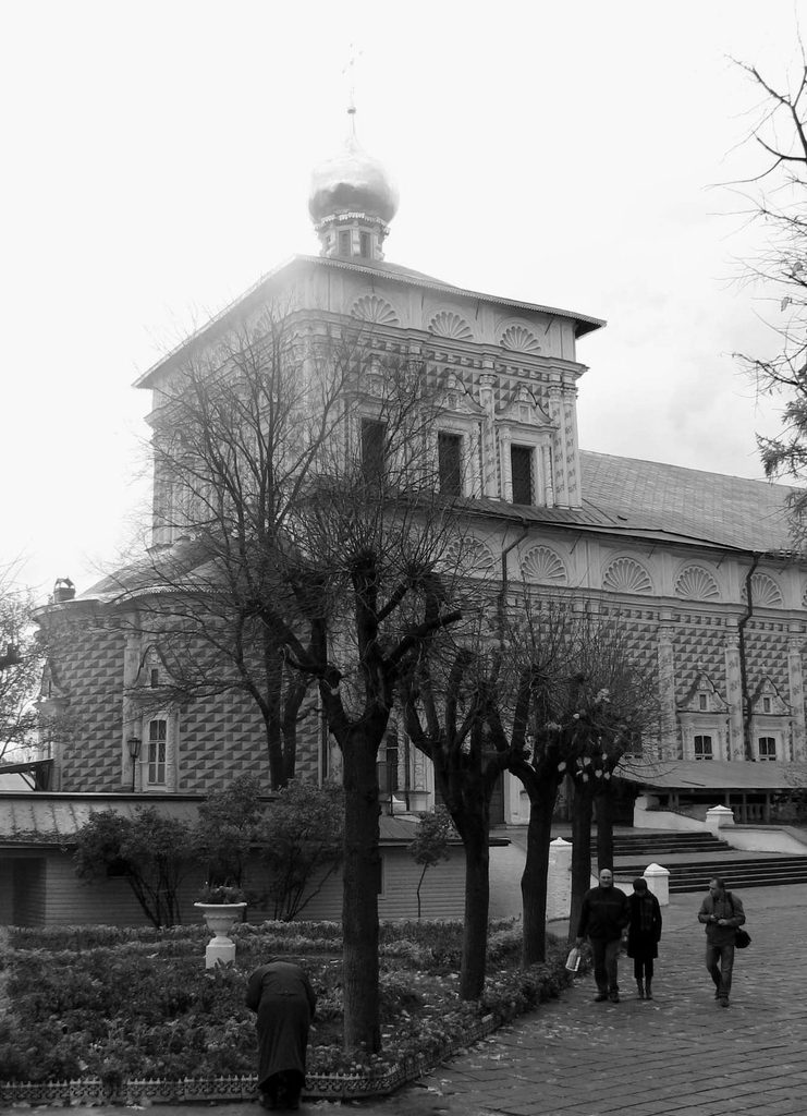 Трапезная с церковью Сергия Радонежского. Троице-Сергиева лавра, г. Сергиев Посад, Московская область. Осень 2008.