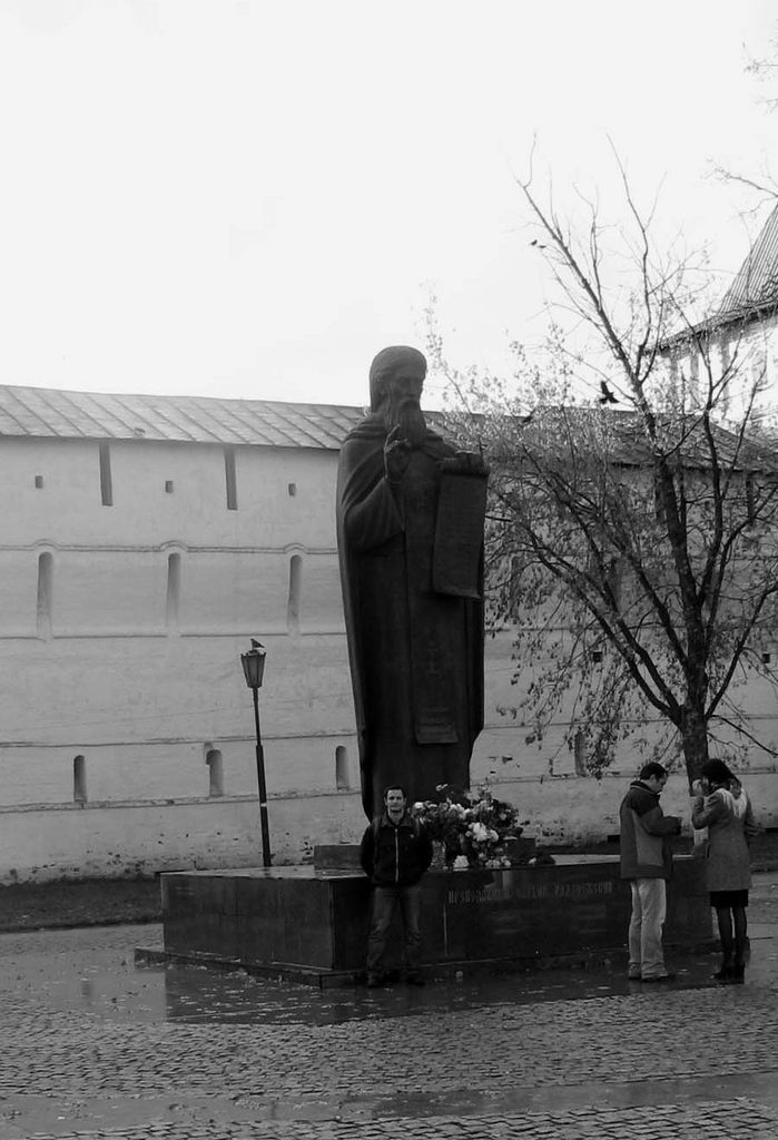 Памятник преподобному Сергию Радонежскому возле Троице-Сергиевой лавры. Осень 2008.