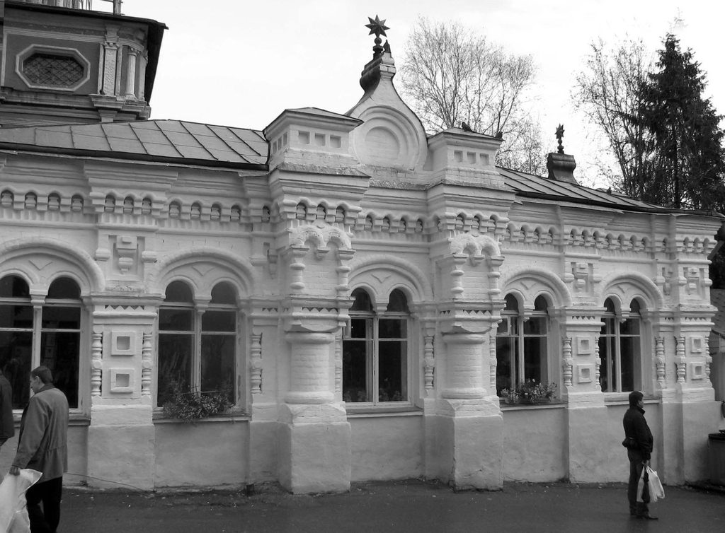 Здание книжной лавки в Троице-Сергиевой лавре, Московская область. Осень 2008.
