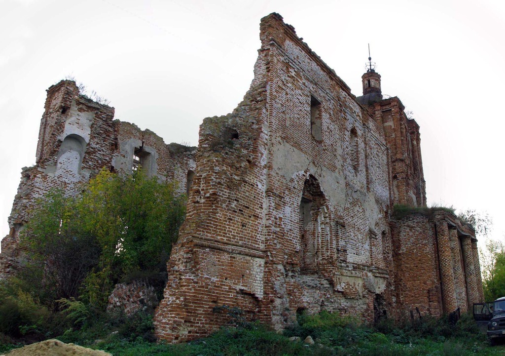 Калужская обл., Перемышльский р-н, с. Перемышль. Успенский собор. Осень 2011.