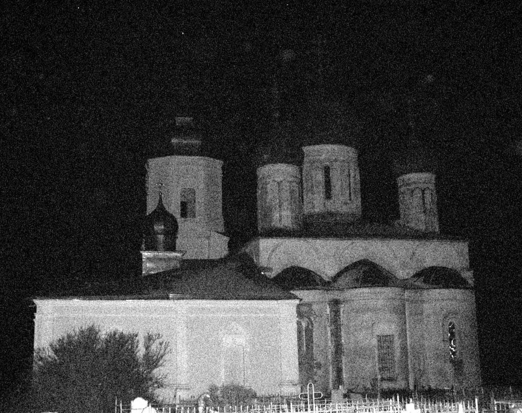 Церковь Успения Пресвятой Богородицы в селе Иванищи Старицкого района Тверской области. Ноябрь 2008.