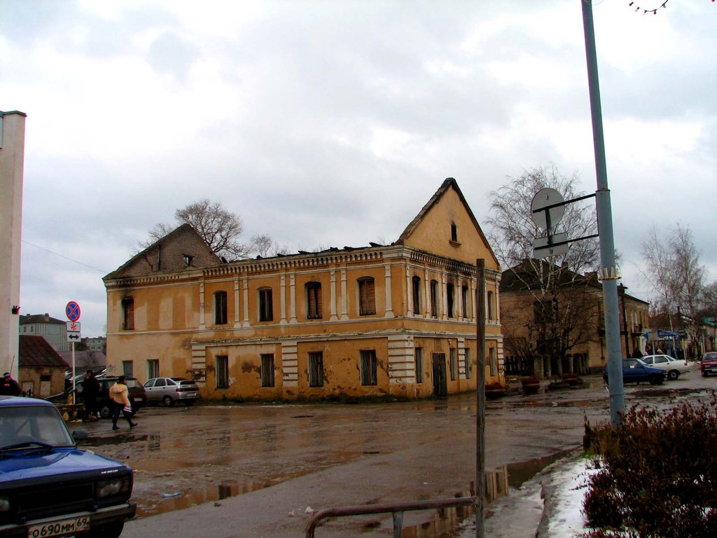 Дом на центральной площади Старицы Тверской области. Ноябрь 2008.