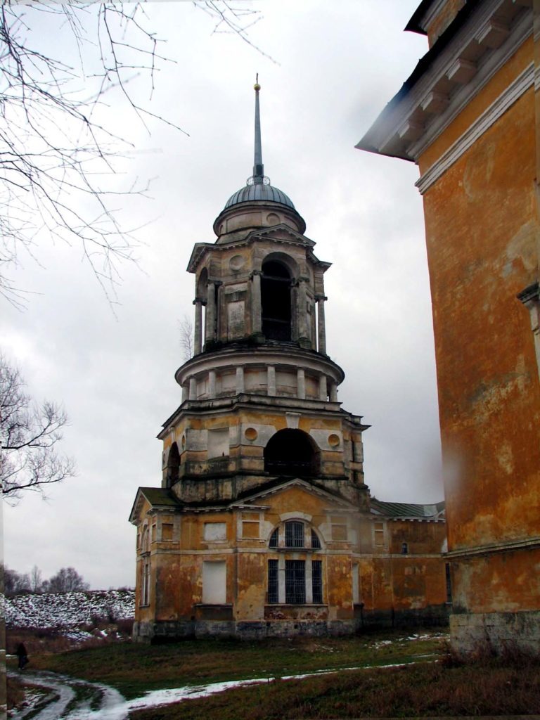 Отдельно стоящая колокольня собора Бориса и Глеба. Город Старица Тверской области. Ноябрь 2008.