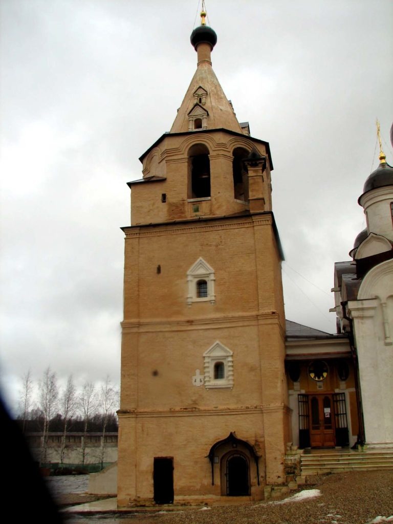 Успенский монастырь в городе Старица Тверской области. Колокольня с часовней Патриарха Иова в нижнем ярусе. Ноябрь 2008.