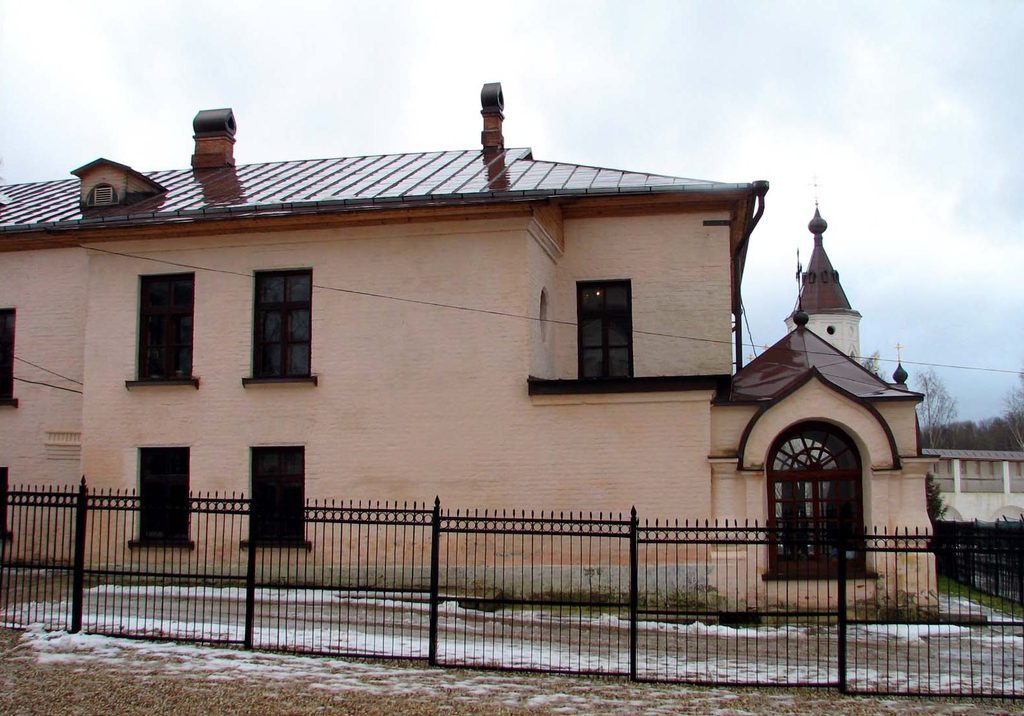 Настоятельский корпус Старицкого Успенского монастыря. Тверская область, Старица. Осень 2008.