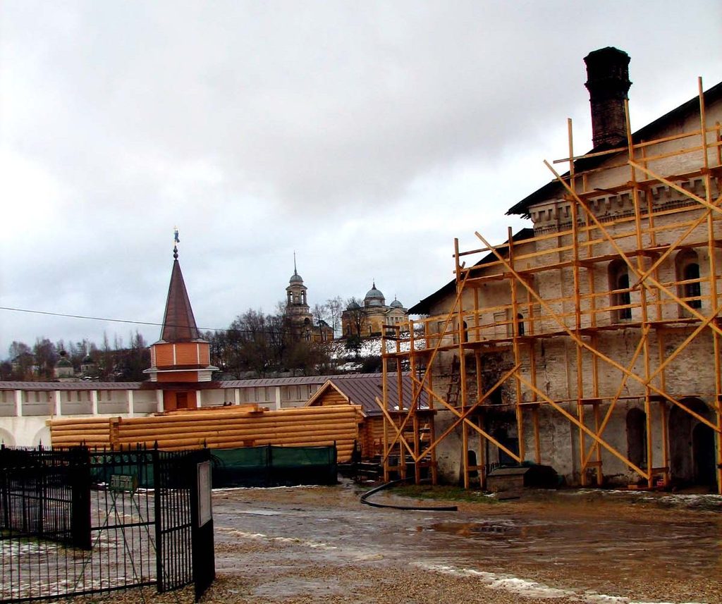 Вид на место старицкого кремля из Успенского монастыря. Тверская область, Старица. Ноябрь 2008.