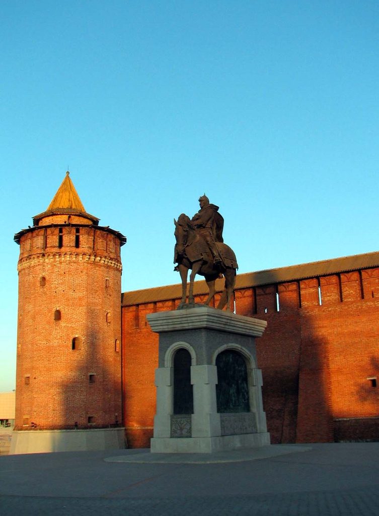 Памятник Дмитрию Донскому перед Маринкиной башней Коломенского кремля. Московская область. Декабрь 2008.