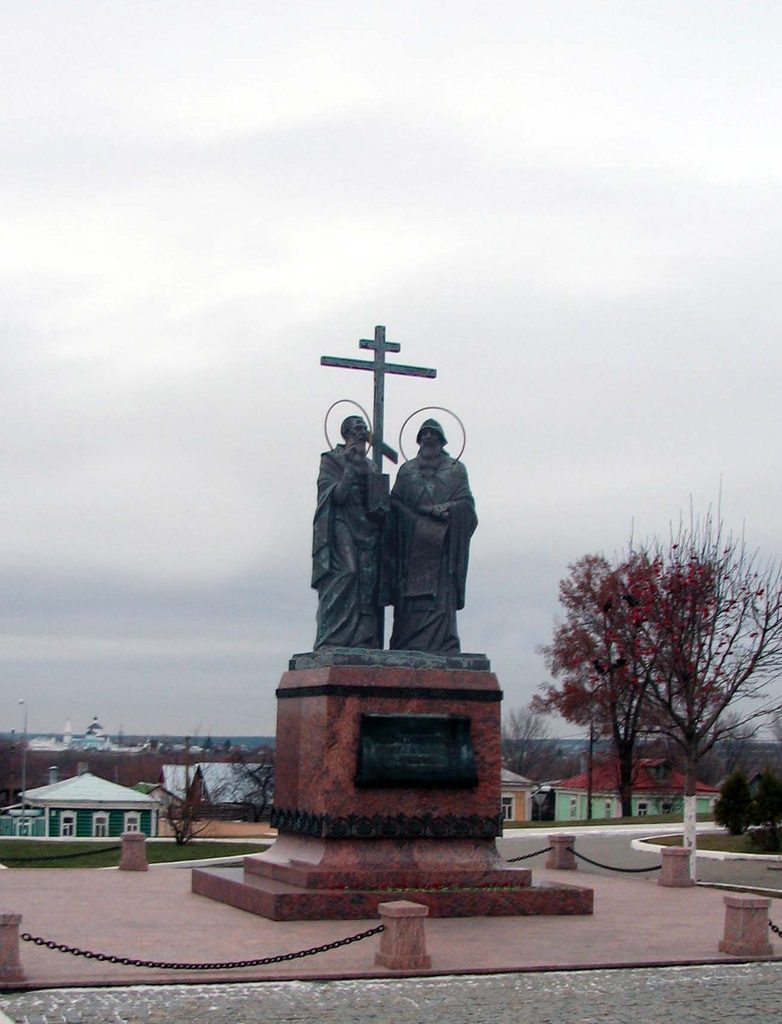 Памятник Кириллу и Мефодию на Соборной площади Коломенского кремля. Московская область. Ноябрь 2011.