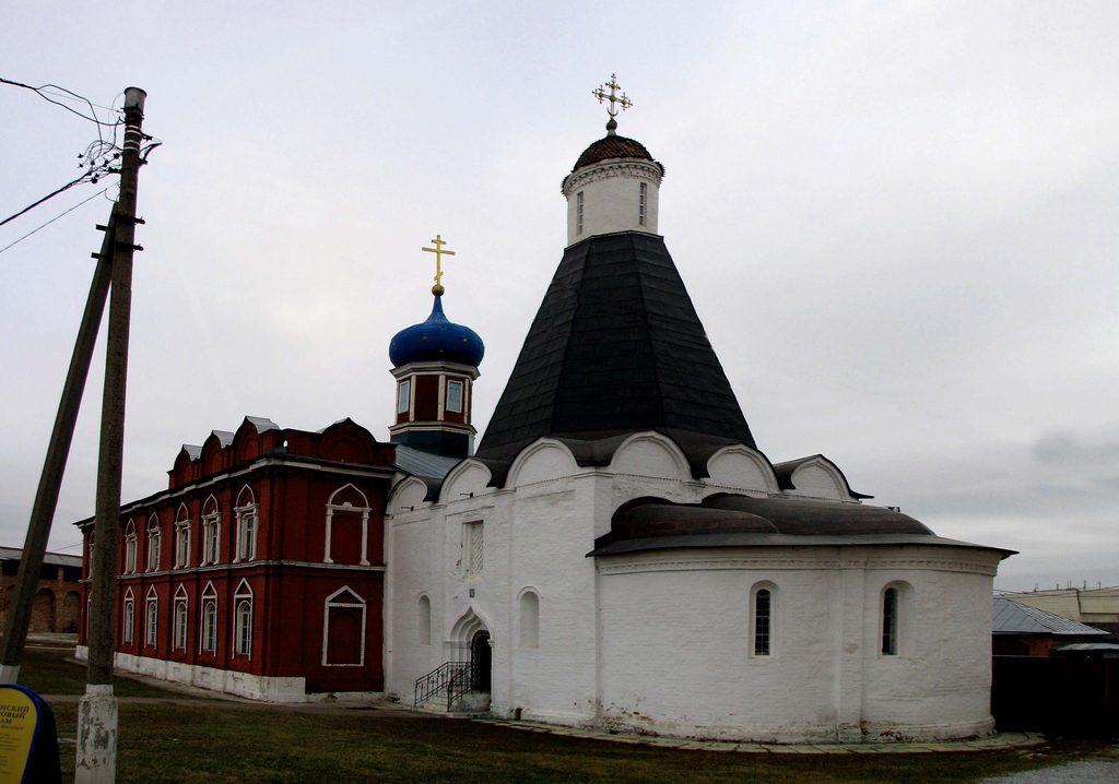 Церковь Успения Пресвятой Богородицы с трапезной. Коломенский кремль. Московская область. Ноябрь 2011.